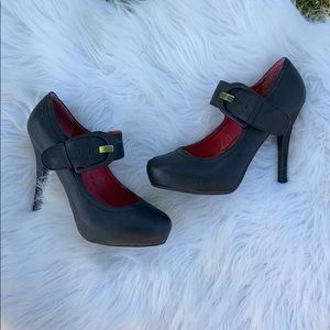 Black high heels • buckle